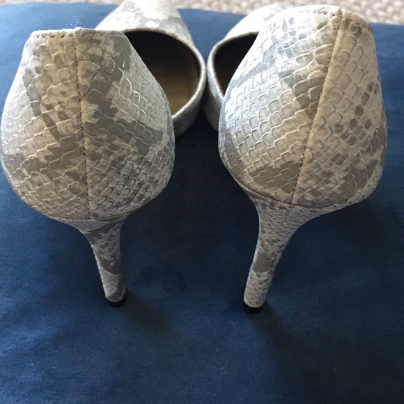 5.5 White and Silver faux snake print pumps. NWOT! - Picture 3 of 4